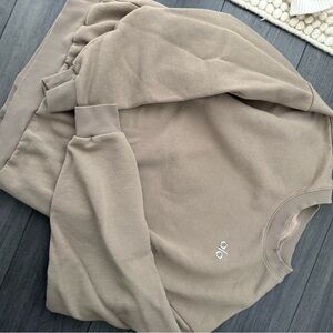 Alo Yoga accolade crew neck in gravel